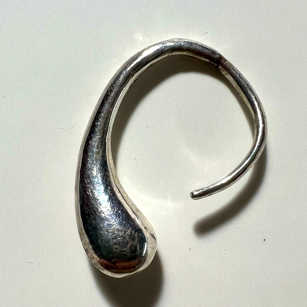 ELSA PERETTI TIFFANY & CO. STERLING 925 SINGLE TEARDROP 3/4” PIERCED EARRING